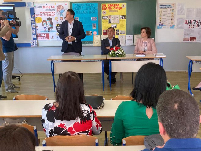 Владо Ђајић у посјети Медицинској школи Владо Ђајић у посјети Медицинској школи - Фото: СРНА