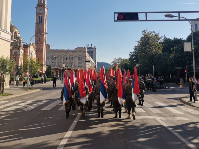 Svečani defile ratnih zastava VRS (Foto: RTRS)