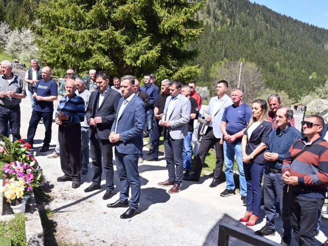 Пале: Положени вијенци у знак сјећања на борце са Јасика Пале: Положени вијенци у знак сјећања на борце са Јасика - Фото: СРНА