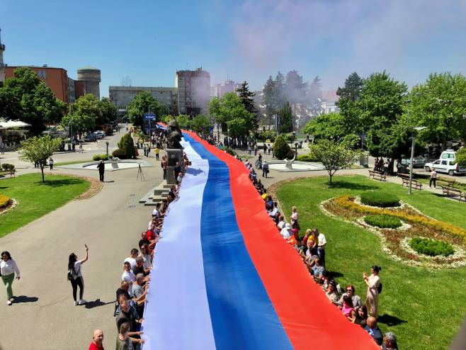 Застава Српске развијена на рукама 2000 Бијељинаца - Фото: СРНА