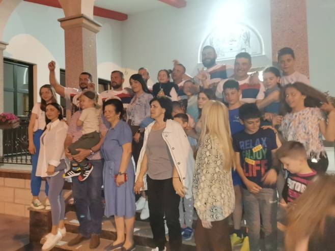 Група ходочасника који су препјешачили 420 километара до манастира Острог се вратила у Велико Блашко Група ходочасника који су препјешачили 420 километара до манастира Острог се вратила у Велико Блашко - Фото: РТРС