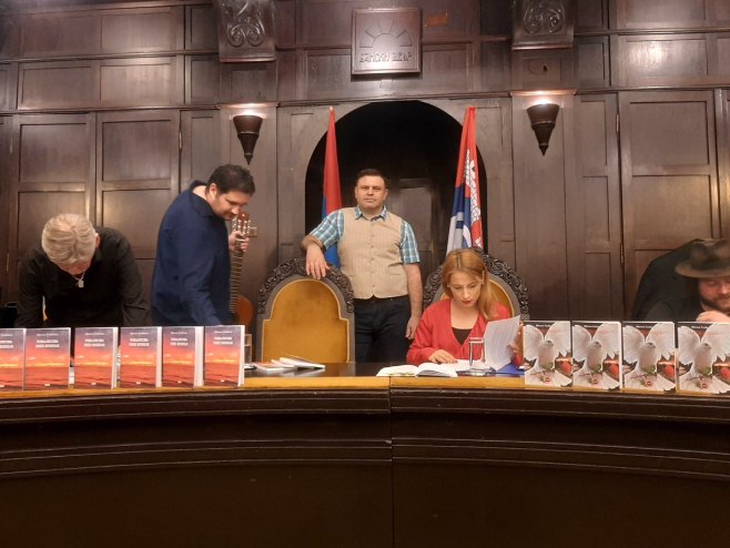 Представљене збирке пјесама "Покајницима пред буђење" и "Логика срца" Представљене збирке пјесама "Покајницима пред буђење" и "Логика срца" - Фото: РТРС