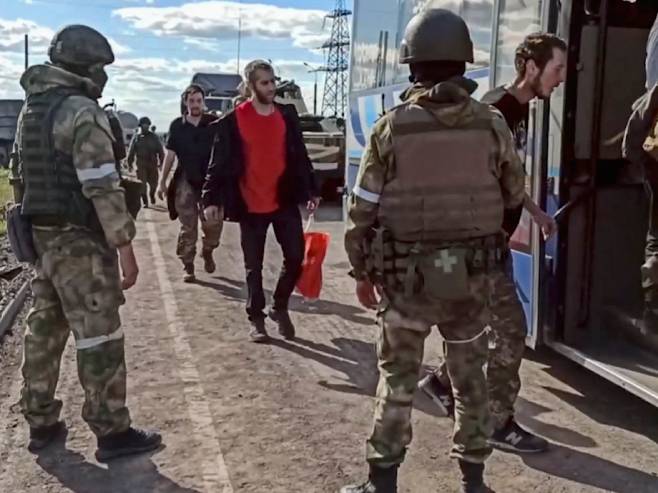 Седам аутобуса са украјинским војницима напустило Азовстаљ