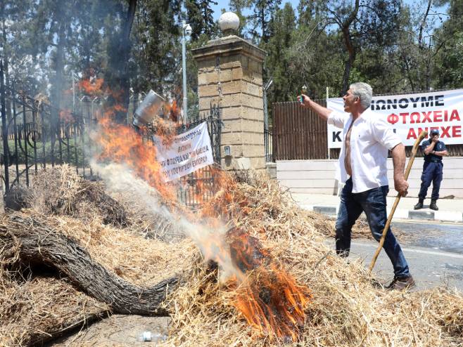 Кипар: Пољопривредници просули млијеко и запалили сијено (Фото: EPA-EFE/KATIA CHRISTODOULOU) - 