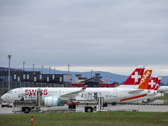 Експлозија и пожар на аеродрому у Женеви (ВИДЕО)