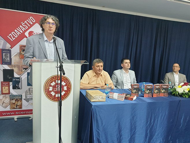 Пале: Промоција књиге "Дневник ратног хирурга" Пале: Промоција књиге "Дневник ратног хирурга" - Фото: СРНА