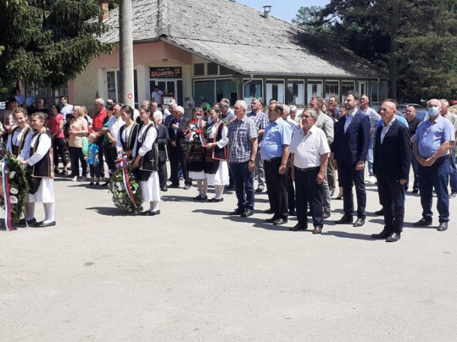 Приједор-полагање вијенаца Приједор-полагање вијенаца - Фото: СРНА