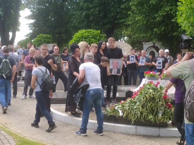 Povorka sjećanja-učesnici sa porodicom doktora Stankovića (Foto: RTRS)