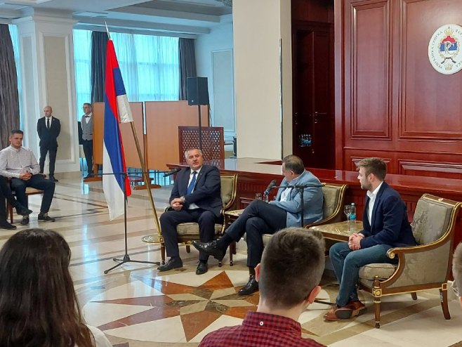 Додик и Вишковић са представницима Омладинског савјета Републике Српске Додик и Вишковић са представницима Омладинског савјета Републике Српске - Фото: РТРС