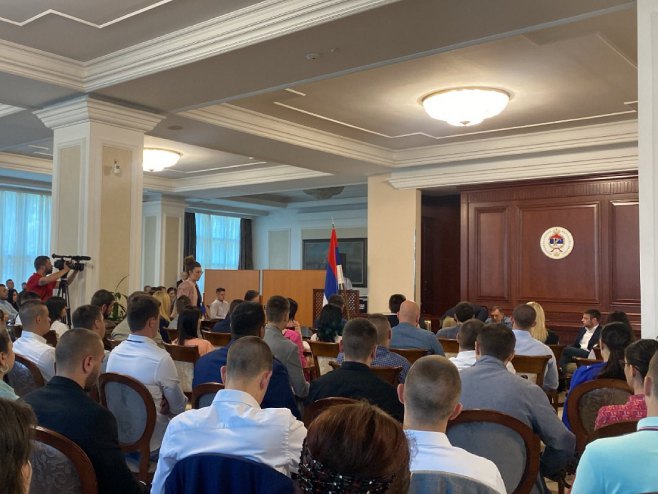 Додик и Вишковић са представницима Омладинског савјета Републике Српске Додик и Вишковић са представницима Омладинског савјета Републике Српске - Фото: РТРС