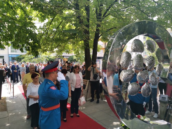 Polaganje cvijeća na Spomen-obilježje "Život" (Foto: RTRS)