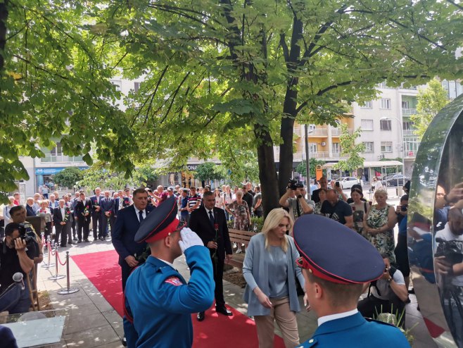 Цвијановић и Додик положили цвијеће на Спомен-обиљежје "Живот" - Фото: РТРС