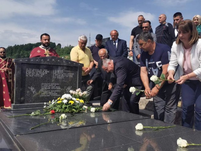 Вишковић положио цвијеће (Инстаграм: Влада Српске) Вишковић положио цвијеће (Инстаграм: Влада Српске) -