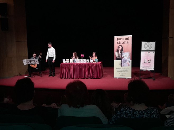 Промоција новог романа Јелене Бачић Алимпић "Клетва" Промоција новог романа Јелене Бачић Алимпић "Клетва" - Фото: РТРС