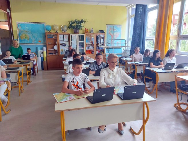 Наталија Тривић са ученицима (фото: Министарство просвјете и културе Српске) Наталија Тривић са ученицима (фото: Министарство просвјете и културе Српске) -