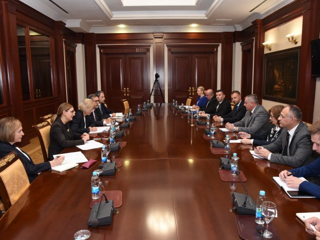 Вишковић са делегацијом ЕБРД-а Вишковић са делегацијом ЕБРД-а - Фото: РТРС