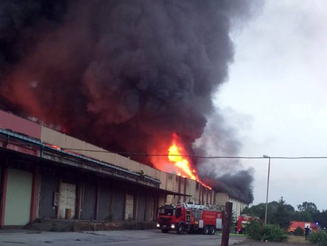 Пожар у погону фабрике "Сава" у Бијељини - Фото: СРНА