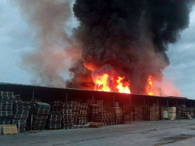 Пожар у фабрици "Сава" у Бијељини (Фото: СРНА)