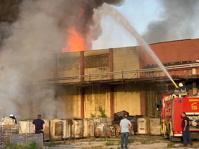 Не јењава пожар у фарбрици "Сава" у Бијељини; Савјет грађанима да затворе прозоре (ФОТО)