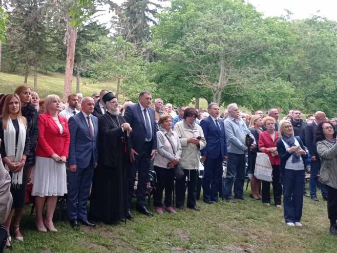 Milorad Dodik u manastiru Krušedol 