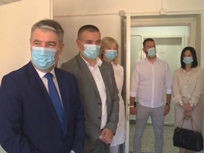 Шеранић уручио опрему болиницама у Требињу и Невесињу Шеранић уручио опрему болиницама у Требињу и Невесињу - Фото: РТРС