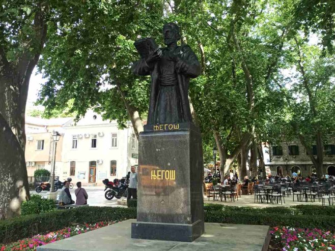 Restaurisan spomenik Njegošu u Trebinju - Foto: RTRS Restaurisan spomenik Njegošu u Trebinju - Foto: RTRS