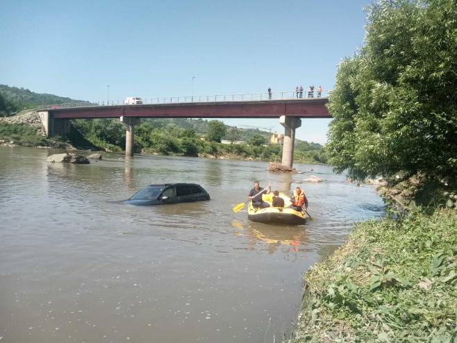 Doboj: Automobilom sletio u rijeku Bosnu u naselju Bare (Foto: RTRS)