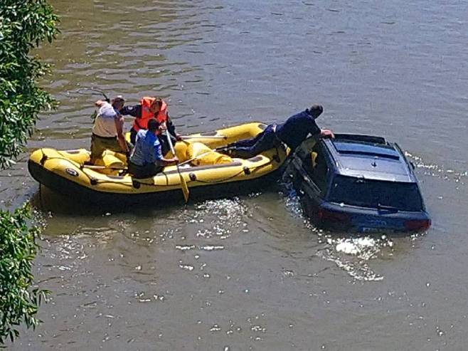 Autom sletio u rijeku Bosnu u naselju Bare kod Doboja (Foto: RTRS)