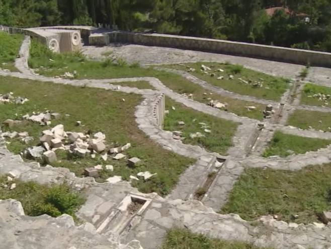 Оскрнављено Партизанско гробље у Мостару - Фото: РТРС
