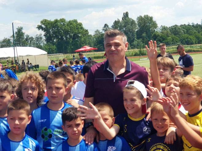 Саво Милошевић са полазницима школе фудбала (Фото Срна)