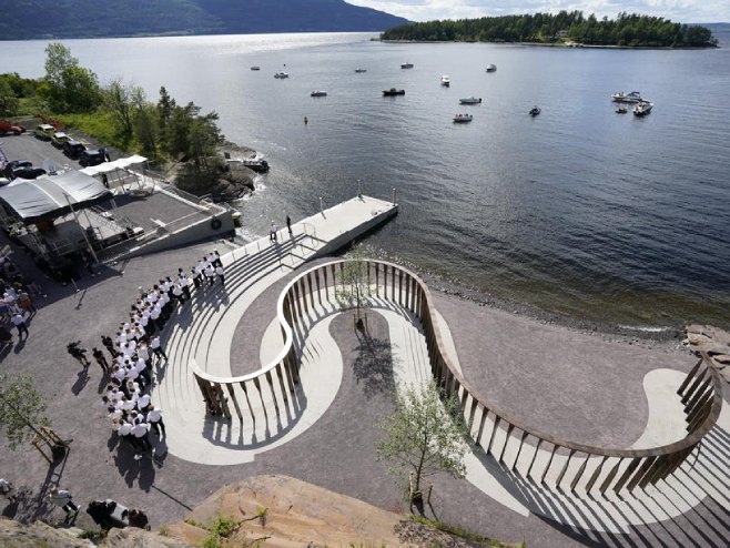 Откривен споменик Брејвиковим жртвама (фото: EPA-EFE / Lise Aserud NORWAY OUT) - 