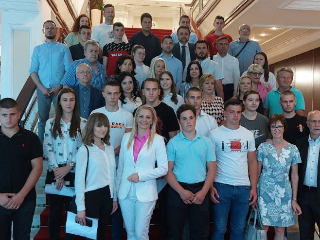 Око 50 свршених средњошколаца запослено у предузећима у којима су имали праксу (Фото: Министарство просвјете) Око 50 свршених средњошколаца запослено у предузећима у којима су имали праксу (Фото: Министарство просвјете) -