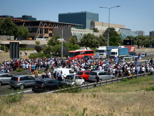 Радници "Фијата" блокирали ауто-пут (Фото: Танјуг/ Јадранка Илић) - 