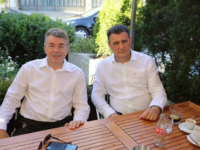 Владо Ђајић са Милорадом Живковићем (Фото: https://www.facebook.com/snsdbl) Владо Ђајић са Милорадом Живковићем (Фото: https://www.facebook.com/snsdbl) -