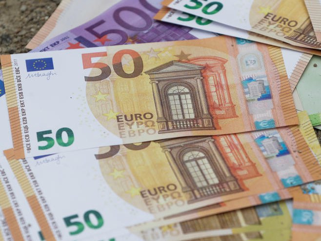 Новац - евро (Фото: EPA/STEPHANIE LECOCQ) - 