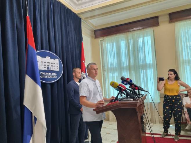 Станивуковић са превозницима Станивуковић са превозницима - Фото: РТРС