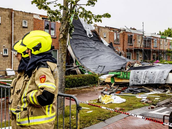 Торнадо у Холандији (Фото: EPA-EFE/JEFFREY GROENEWEG) Торнадо у Холандији (Фото: EPA-EFE/JEFFREY GROENEWEG) -