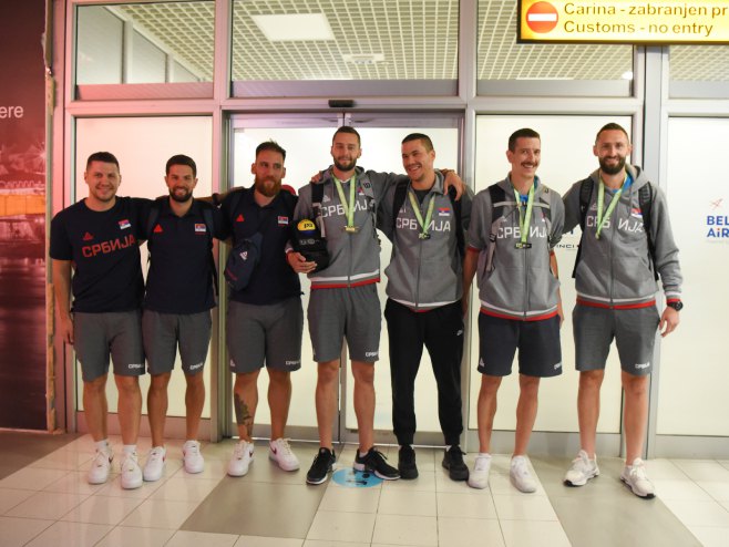 Дочек репрезентативаца Србије (фото: TANJUG/ MILOS MILIVOJEVIC) Дочек репрезентативаца Србије (фото: TANJUG/ MILOS MILIVOJEVIC) -
