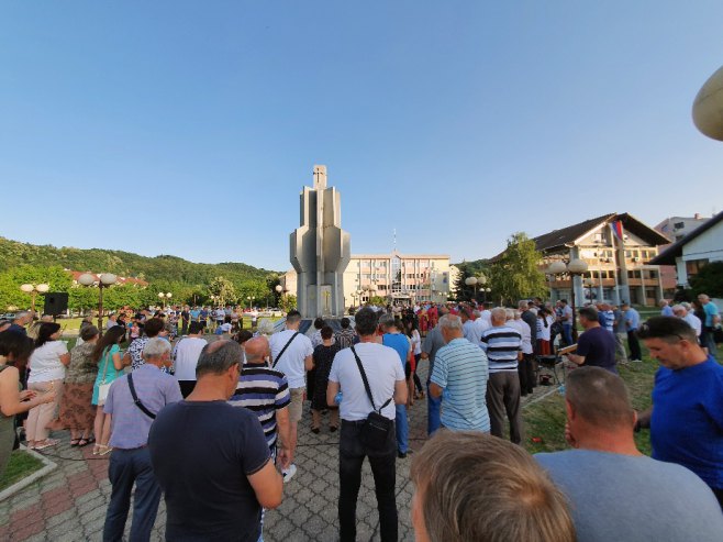 Угљевик: Служен видовдански парастос погинулим јунацима Угљевик: Служен видовдански парастос погинулим јунацима - Фото: СРНА