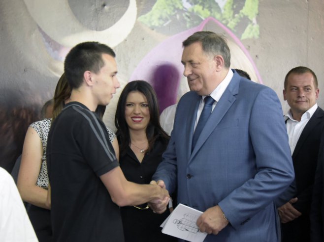 Добој: Додик донирао 10.000 КМ Удружењу за помоћ дјеци Добој: Додик донирао 10.000 КМ Удружењу за помоћ дјеци - Фото: СРНА