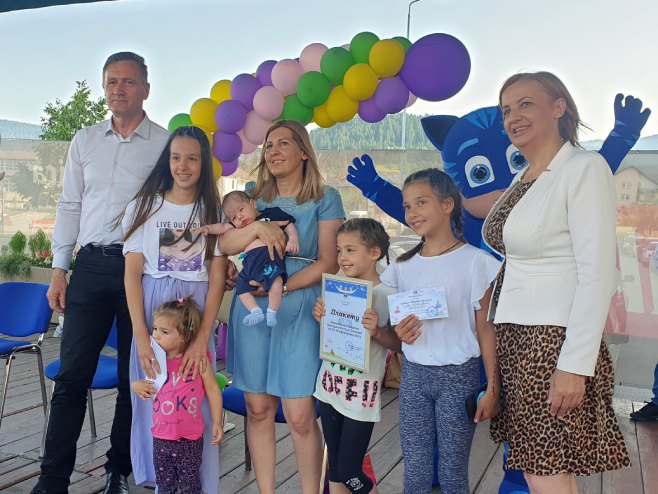 Манифестација "Конференција беба" на Палама Манифестација "Конференција беба" на Палама - Фото: СРНА