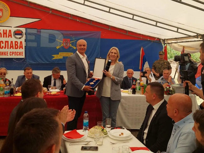 Додјела одликовања (Фото: instagram.com/zeljka.cvijanovic) Додјела одликовања (Фото: instagram.com/zeljka.cvijanovic) -