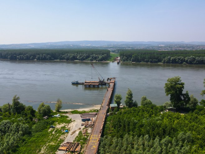 Градилиште будућег моста између Петроварадина и Каћа (фото: TANJUG / GRAD NOVI SAD / Aleksandar Vasilic) - 