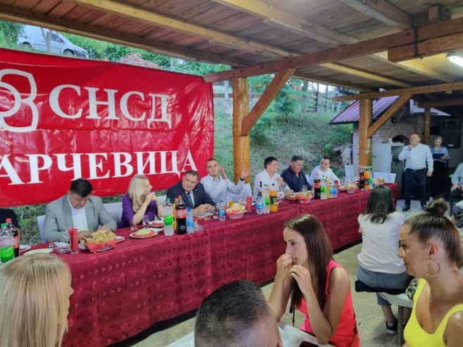 Додик и Цвијановић на дружењу са члановима странке Додик и Цвијановић на дружењу са члановима странке - Фото: РТРС
