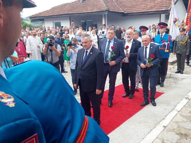 Братунац - полагање вијенаца Братунац - полагање вијенаца - Фото: РТРС