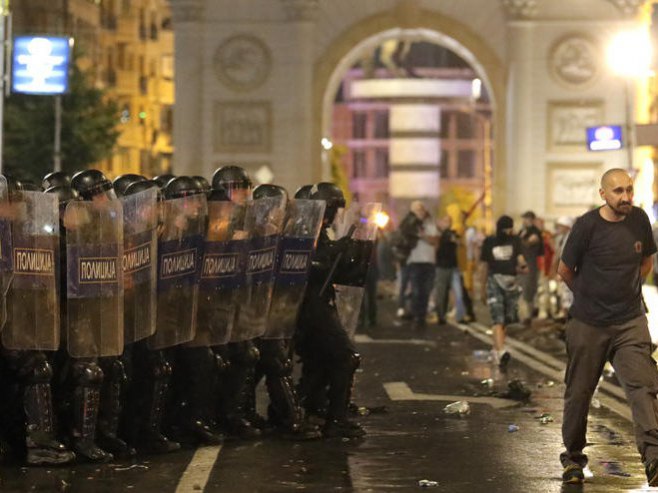 У Скопљу пиштољи, каменице и јаја на протесту опозиције