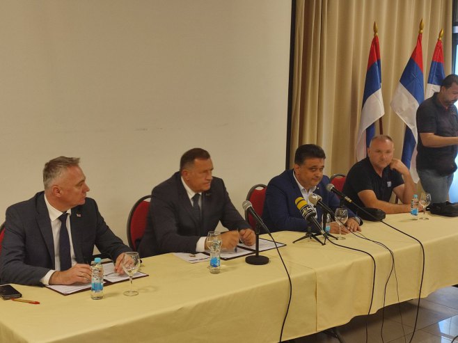 Додик и Пашалић у Бијељини са пољопривредницима Додик и Пашалић у Бијељини са пољопривредницима - Фото: РТРС