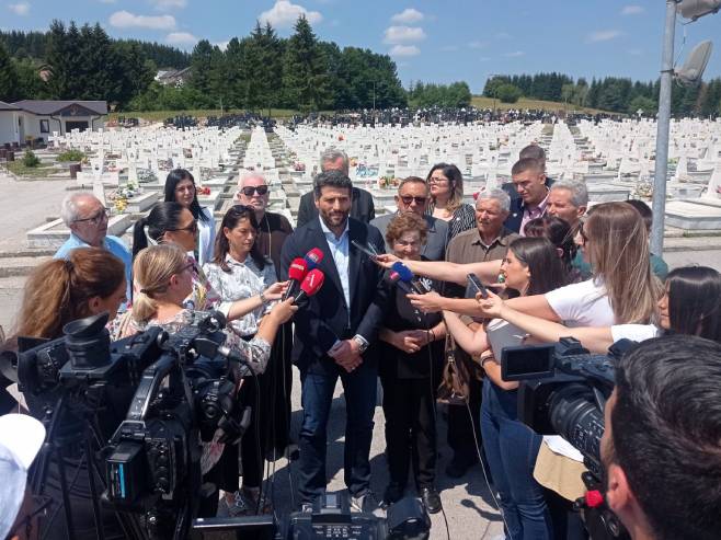 Александар Шапић на Војничком спомен гробљу "Мали зејтинлик" на Сокоцу Александар Шапић на Војничком спомен гробљу "Мали зејтинлик" на Сокоцу - Фото: СРНА