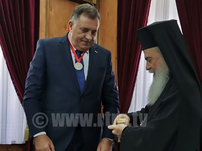 Патријарх Теофил уручио Додику Орден Јерусалемске патријаршије Патријарх Теофил уручио Додику Орден Јерусалемске патријаршије -