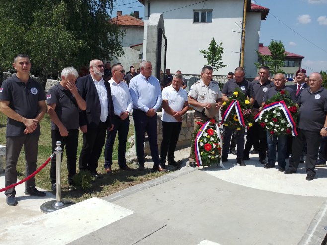 Хан Пијесак - полагање вијенаца Хан Пијесак - полагање вијенаца - Фото: СРНА